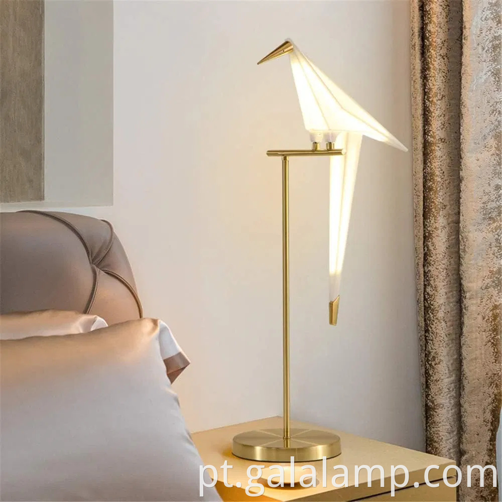 Lâmpada de pássaro decorativa nórdica moderna com design de guindaste dourado de luxo
